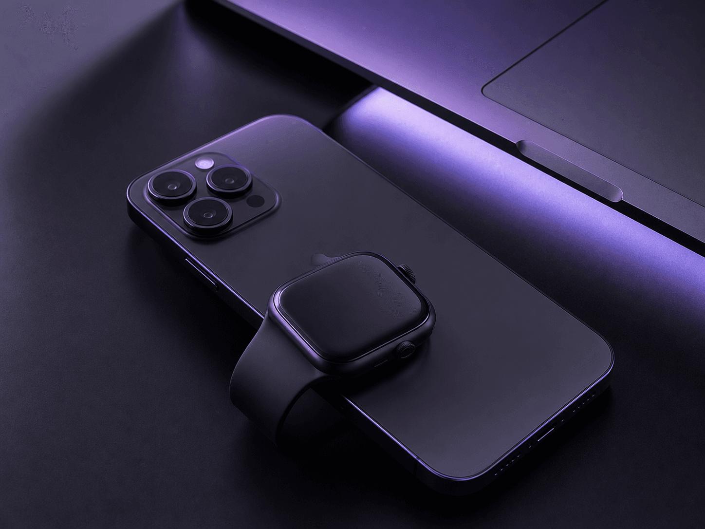 Smartphone y smartwatch en un entorno tecnológico violeta